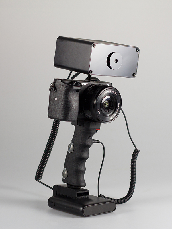 prosthetic-photographer-reverse-clicking